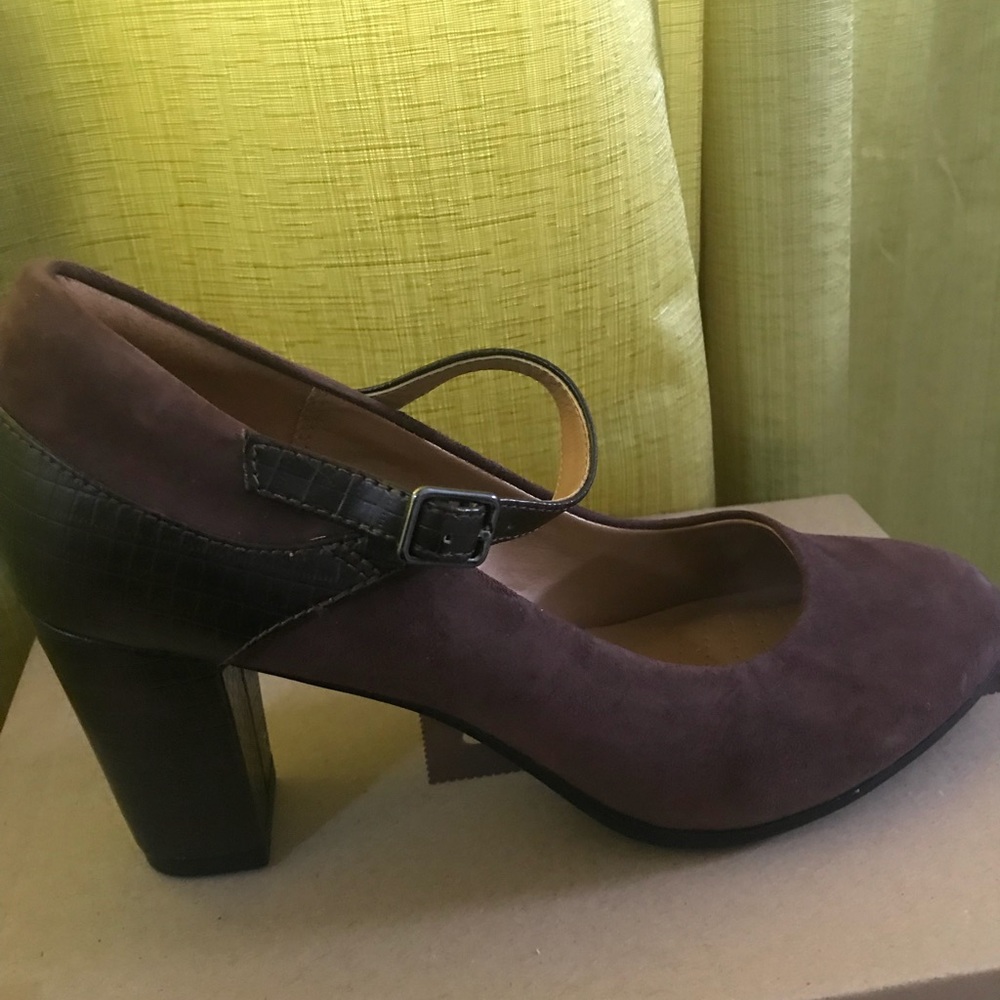 Clarks - Picture 2 of 3
